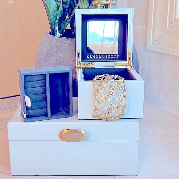 Kendra Scott jewelry boxes